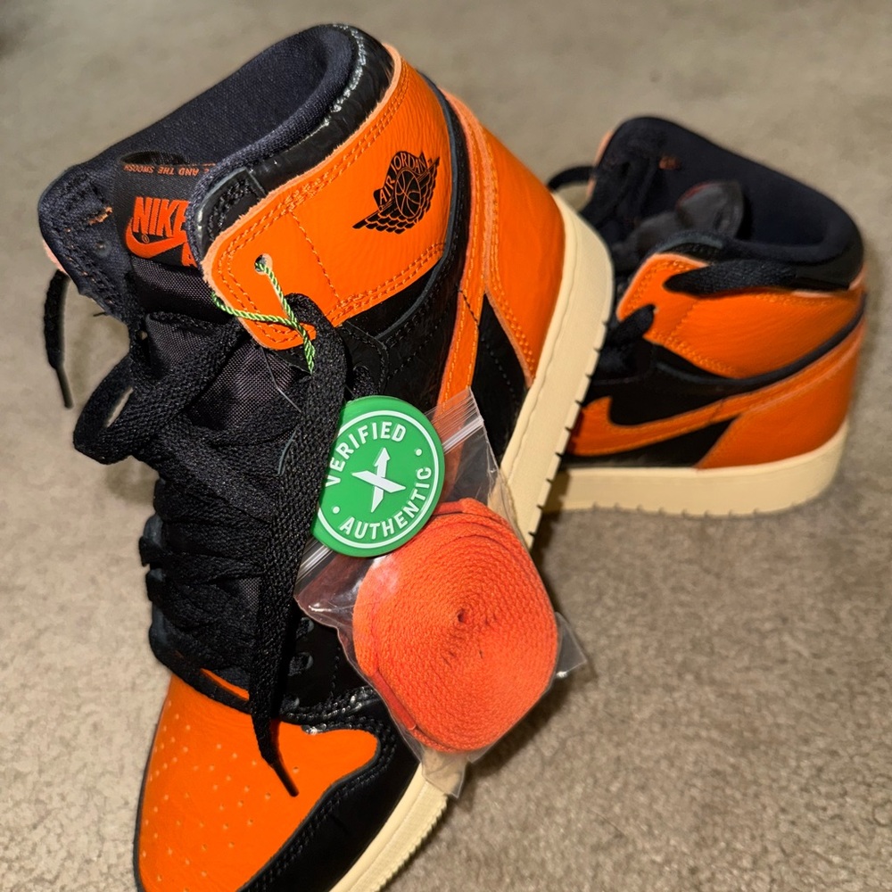 JORDAN 1 RETRO HIGH OG GS 'SHATTERED BACKBOARD 3.0' (Boys 6.5) - Picture 3 of 4